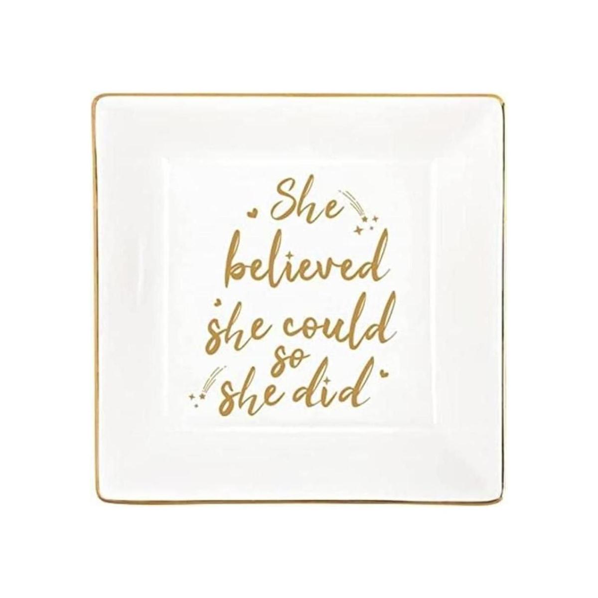 Plato de joyería con leyenda en inglés She Believed She